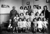 1947-48_maternelle_filles_mme_gerolf.jpg (120345 octets)