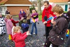 Les enfants très contents de la bataille de confettis