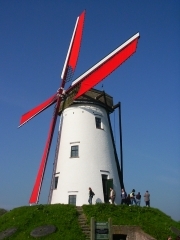 Le Schellemolen à Damme. Ce beau moulin est situé sur une butte et au bord d‘un canal