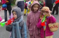 Les déguisements ont apporté leurs couleurs, et les enfants s’en sont donné à cœur joie pour souffler dans leurs trompettes.
