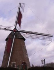 Le moulin était orné de ses guirlandes de petits drapeaux qui claquaient au vent. 