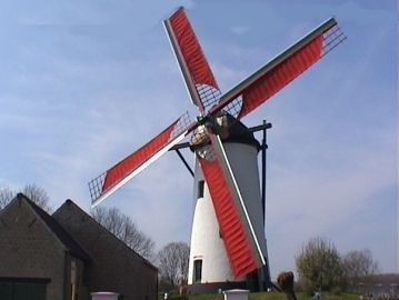Un beau petit moulin, le Dorpsmolen à Oostkerke près de Damme. L‘intérieur est aussi séduisant que l‘extérieur. 