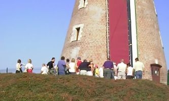 Les visiteurs écoutant les explications sur les ailes