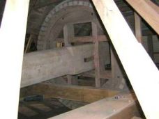 L‘intérieur d‘une toiture de moulin avec l‘arbre couché et le rouet