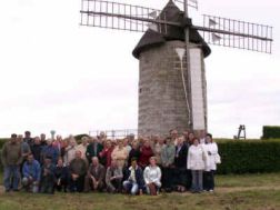 La photo souvenir devant le moulin de pierre de Hauville (cliquez sur la photo pour l‘agrandir)