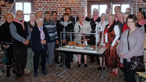 Monsieur Leprêtre, les membres de l‘association et la famille Hacart autour de la maquette