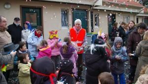 Les enfants très contents de la bataille de confettis