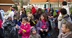 Les enfants très contents de la bataille de confettis