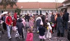 Les enfants très contents de la bataille de confettis