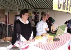 Annie et Viviane attendent les amateurs de <br>crêpes faites avec la farine du moulin<br> <br><br>