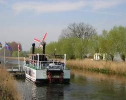Le Schellemolen à Damme. Ce beau moulin est situé sur une butte et au bord d‘un canal