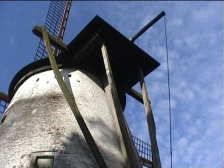 La queue du moulin ou gouvernail, et le treuil qui servait à orienter la toiture et les ailes face au vent