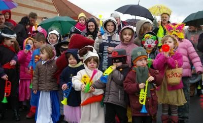 Malgré un temps incertain, les enfants déguisés sont arrivés petit à petit au moulin