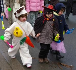Les déguisements ont apporté leurs couleurs, et les enfants s’en sont donné à cœur joie pour souffler dans leurs trompettes.
