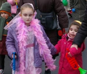 Les déguisements ont apporté leurs couleurs, et les enfants s’en sont donné à cœur joie pour souffler dans leurs trompettes.