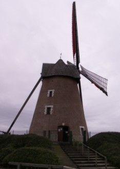 Le moulin et l&lsquo;escalier d&lsquo;accès