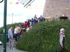 L‘attente sur l‘escalier pour entrer dans le moulin
