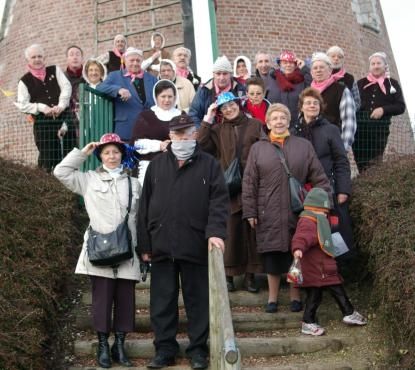 Les organisateurs du carnaval sur l‘escalier extérieur du moulin
