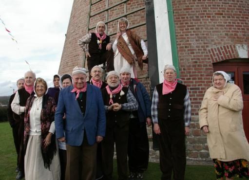 Les organisateurs du carnaval sur l‘escalier extérieur du moulin