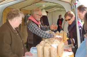 Renée et Max à la vente de farine