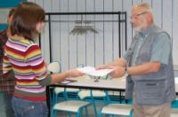 Une élève remet à Max la notice en anglmais