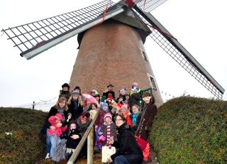 La photo souvenir devant le moulin (de Serge Guerlus)