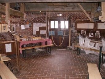 A gauche le comptoir d&lsquo;accueil des visiteurs et à droite la bluterie