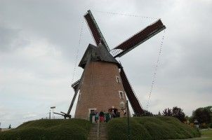 Les visiteurs devant le moulin