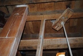 Le mouffle démultipliant l‘effort pour monter ou descendre la meule tournante (1200 kg)