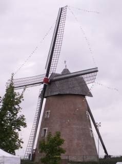Le moulin avait mis des couleurs à ses ailes