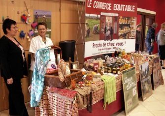 Annie sur le stand voisin de Artisans du monde