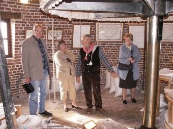 Max et Pierre donnent les explications sur le fonctionnement du moulin