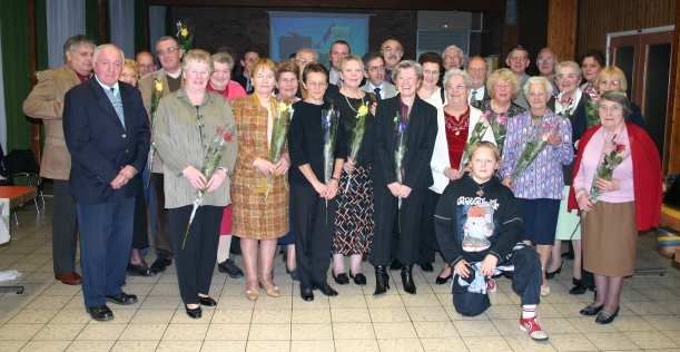 Les membres de l‘association des amis du moulin la Tourelle lors du repas annuel 2004