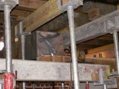 la nouvelle poutre est ensuite engagée dans la paroi et guidée de l‘intérieur