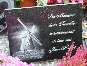 Une plaque a été déposée au cimetière en souvenir de Jean Hacart