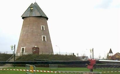 les ailes ont été déposées au pied du moulin