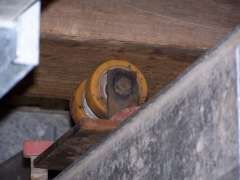 la poutre glisse sur des rouleaux à l‘intérieur du moulin
