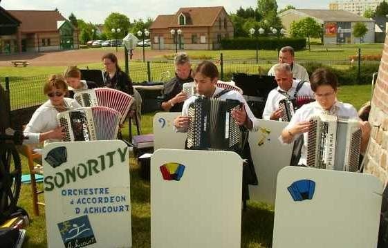 Le matin, l‘Orchestre d‘Accordéon d‘Achicourt SONORITY a interprété quelques morceaux de son répertoire au pied du moulin.