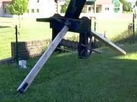 Le treuil et les béquilles de sécurité fichées dans le sol