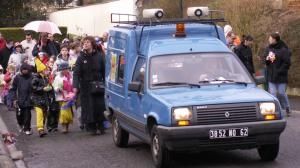 Précédé d’un véhicule sonorisé de la commune, le défilé est parti au son des musiques entraînantes de cirque
