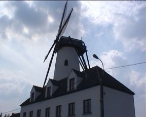 Le Zandwegemolen, à Sint-Pieters près de Bruges, très grand, sept étages, avec un intérieur tout neuf.