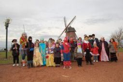 les enfants au carnaval du moulin en février