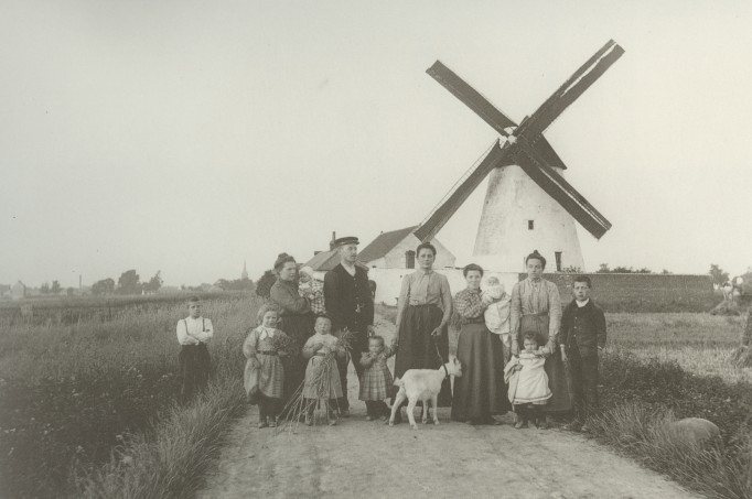 La famille de Jean-Baptiste Hacart devant son moulin en 1908